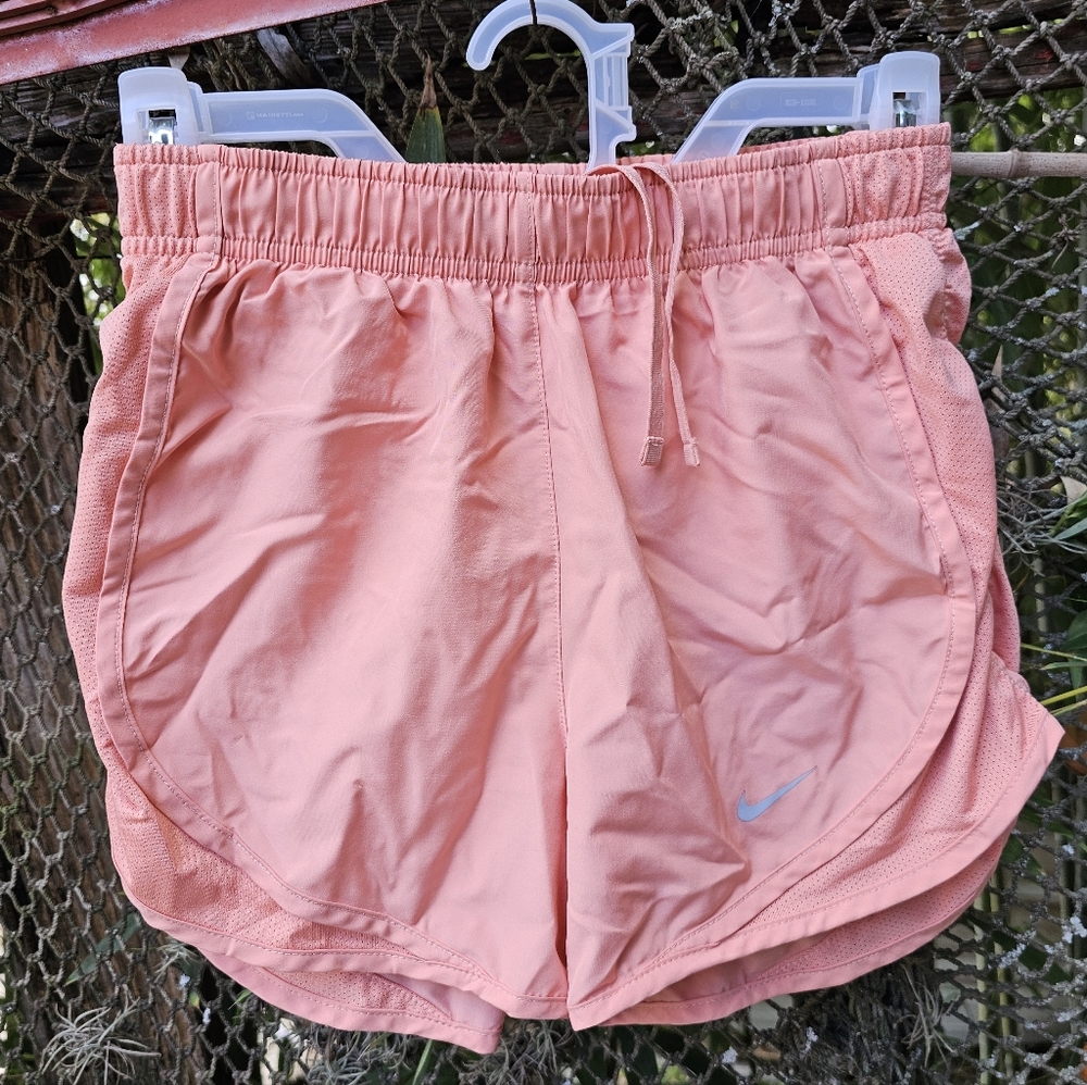 Nike DRI FIT Shorts Color Peach XS